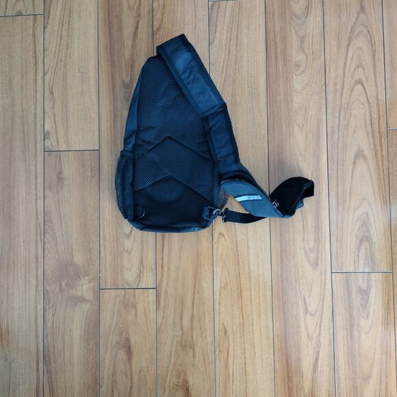 Men/Woman it's a black and gray backpack - Picture 7 of 16